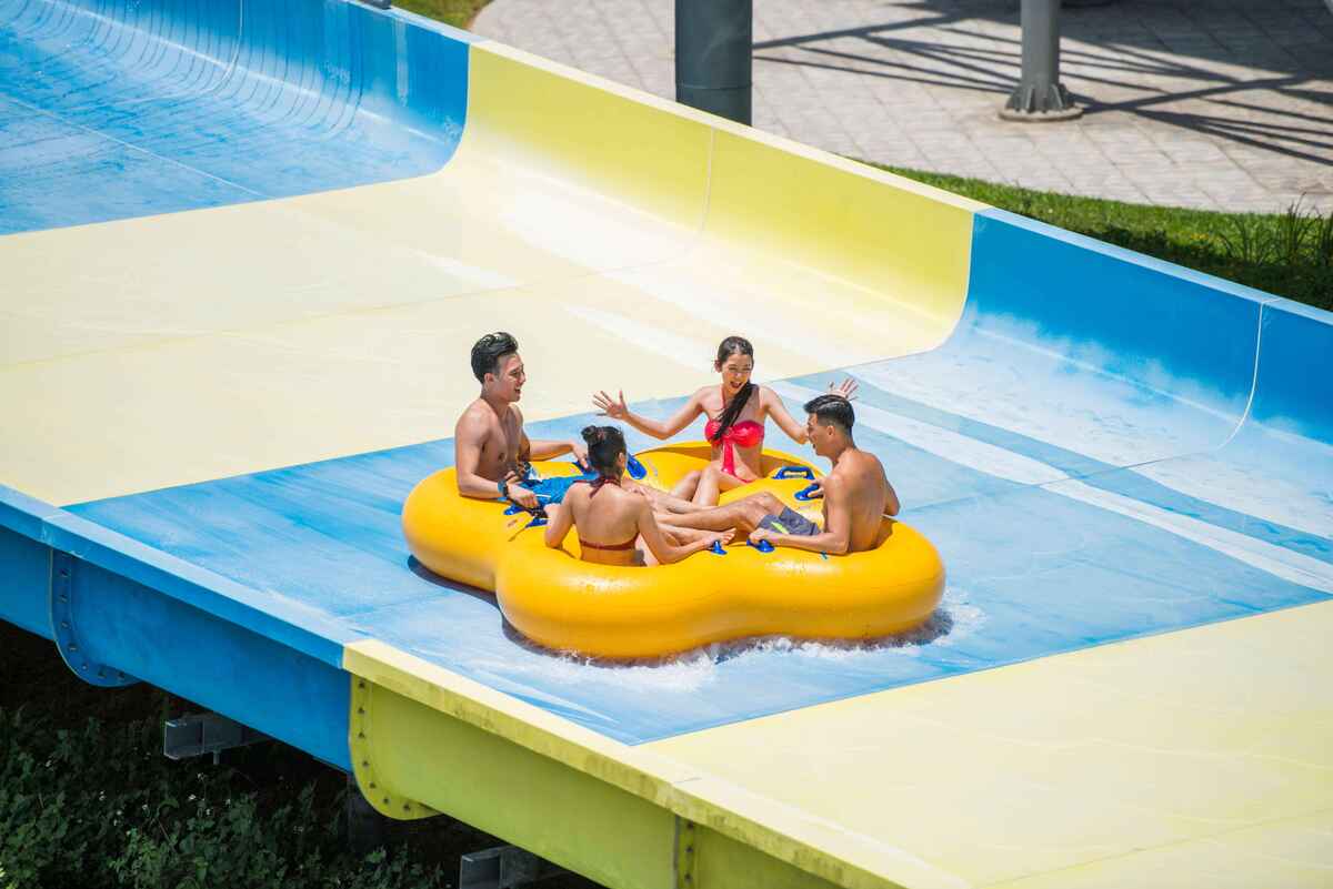 Đập tan cái nóng mùa hè với đường trượt nước màu sắc