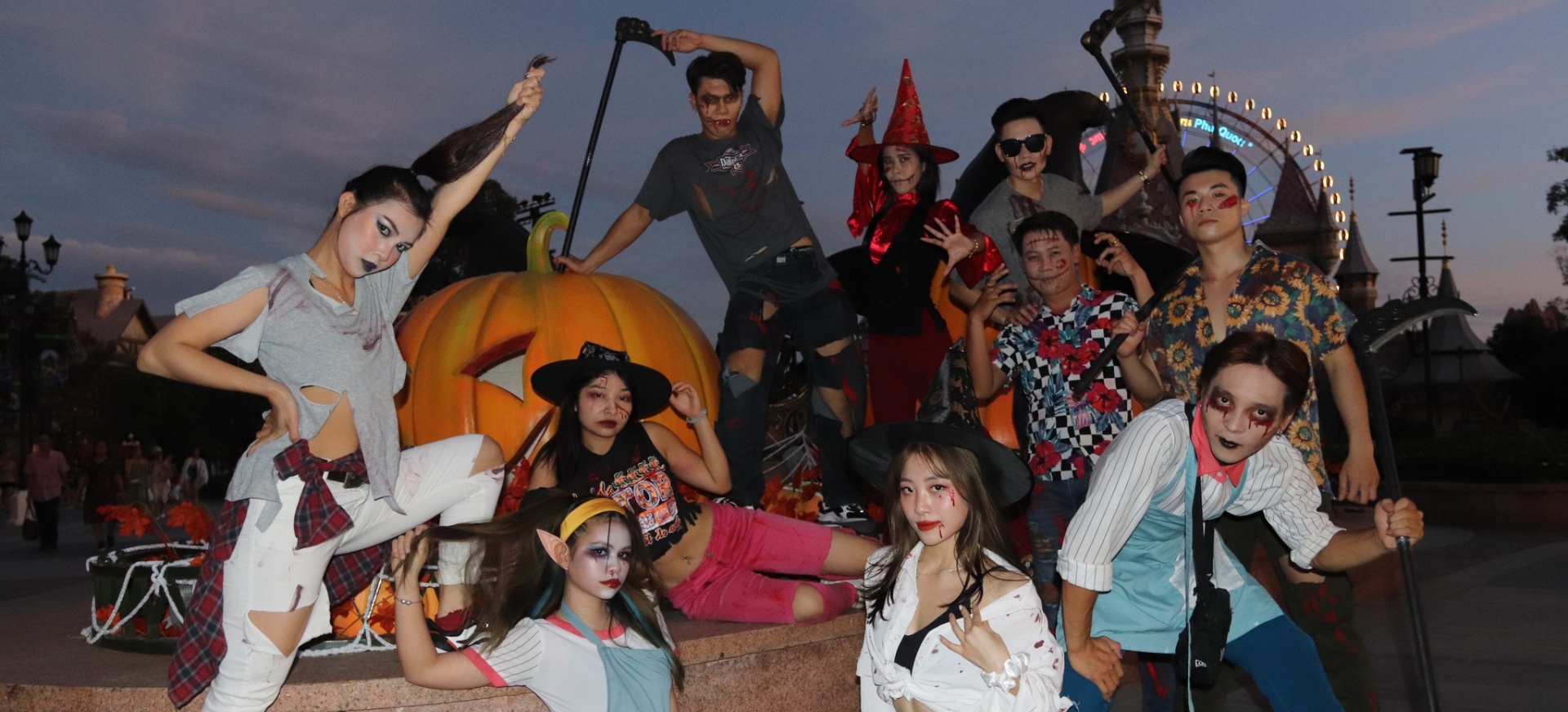 Trang trí mặt nạ Halloween