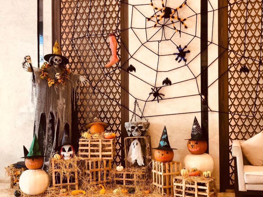Trang trí sân khấu Halloween với mô hình mạng nhện