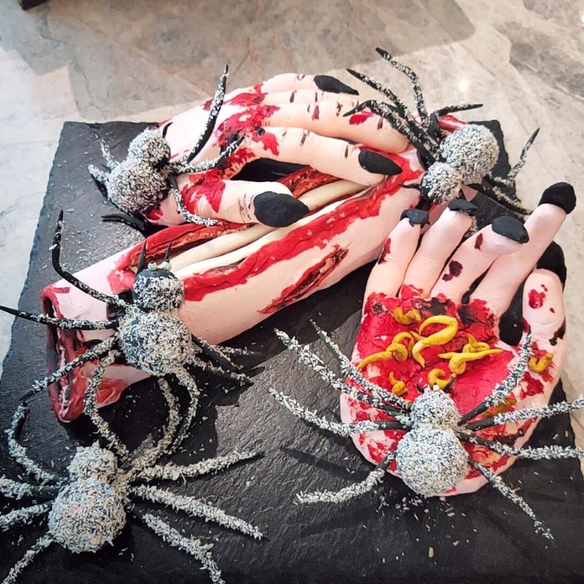 Thót tim với mô hình trang trí Halloween hình bàn tay ma quỷ