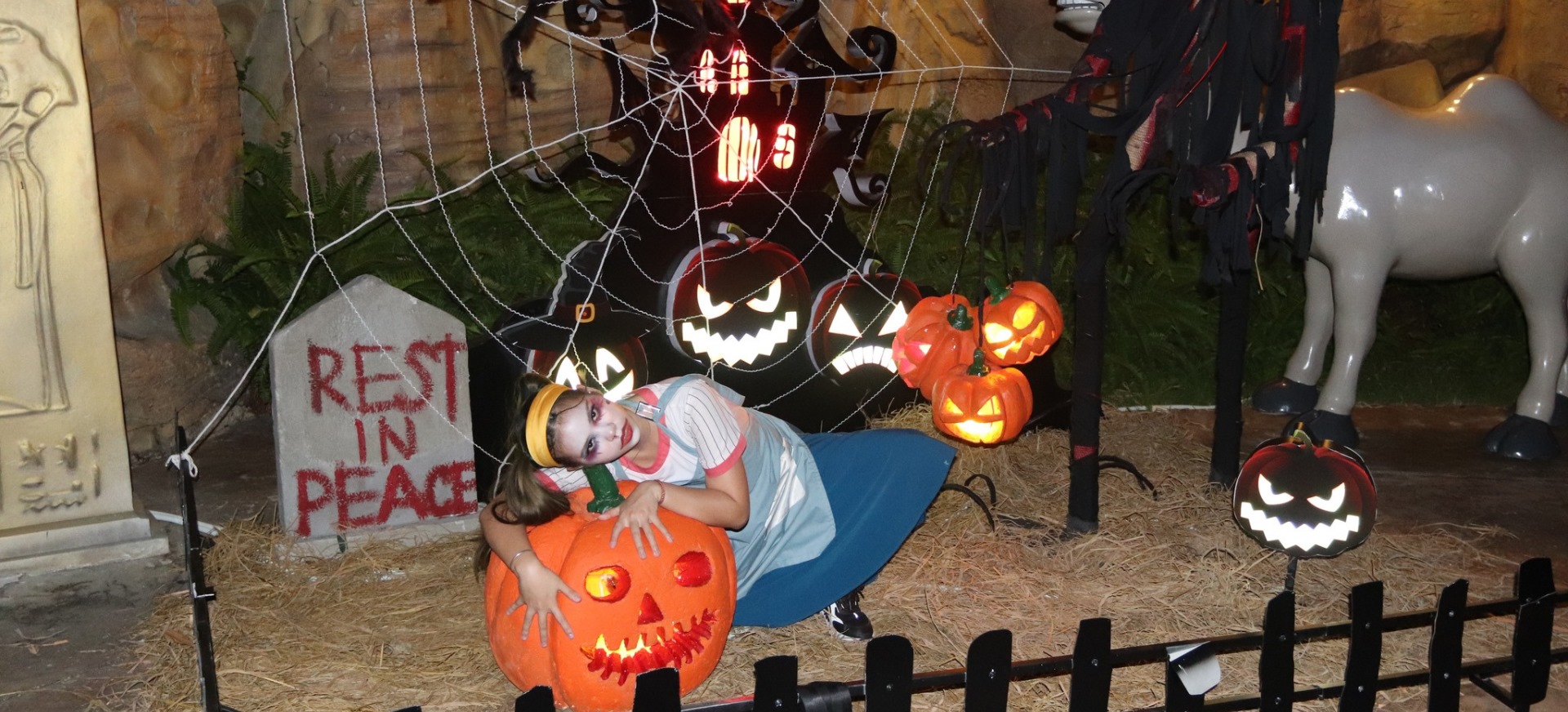 Trang trí sân khấu Halloween