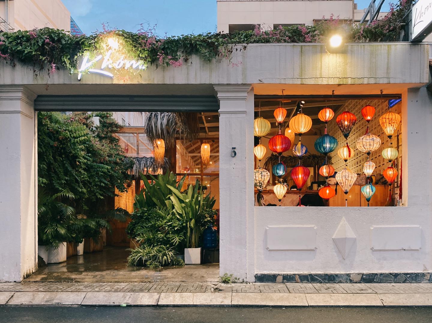 Các quán cafe ngập sắc đỏ của đèn lồng