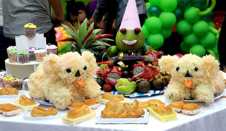 Mâm cỗ Trung thu với các loại quả truyền thống cùng bánh nướng