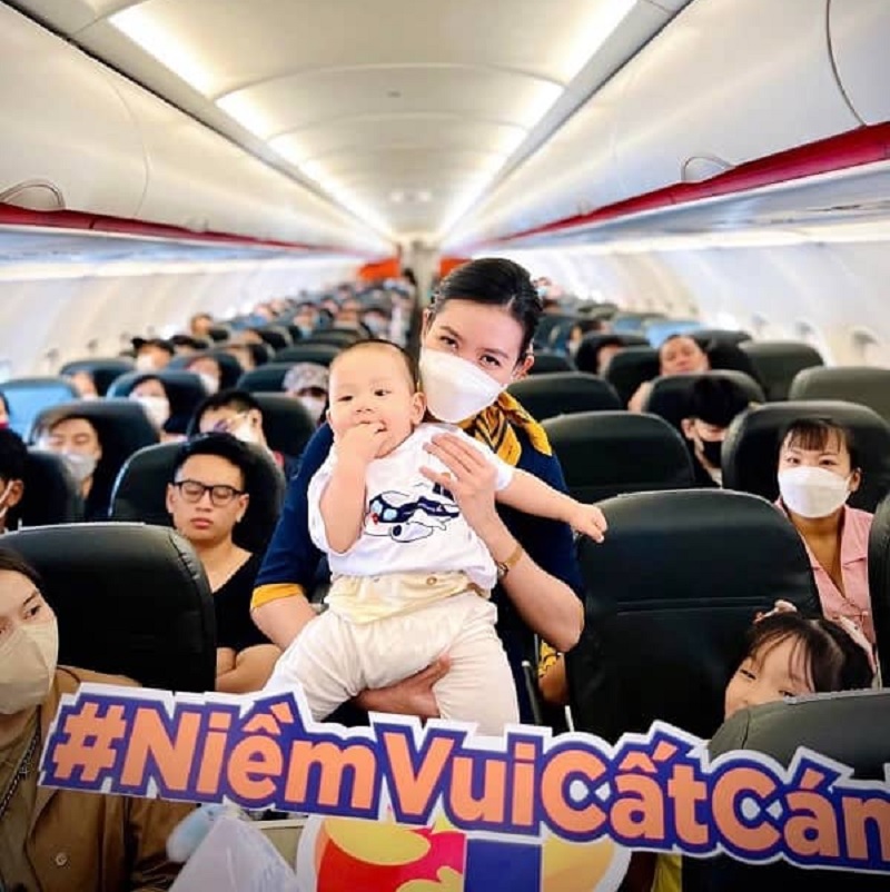 Trẻ sơ sinh được chăm sóc tận tâm bởi đội ngũ phi hành đoàn chuyên nghiệp