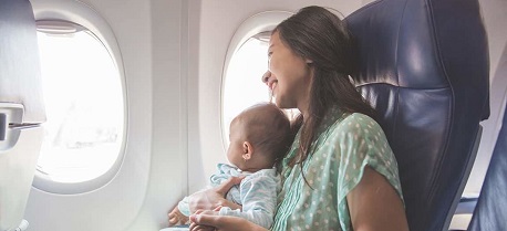 Trẻ sơ sinh đi máy bay: Quy định, thủ tục và những lưu ý quan trọng