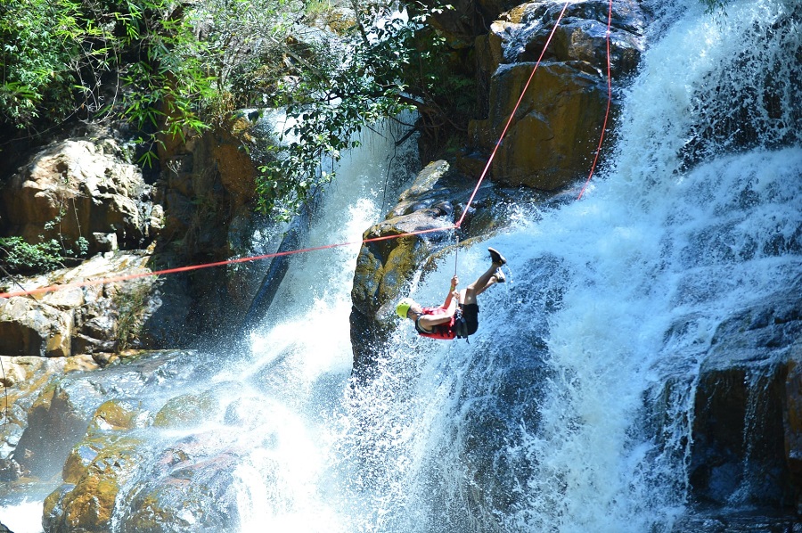 Trò chơi mạo hiểm Đu dây vượt thác là một trong những trò chơi mạo hiểm nhất thế giới