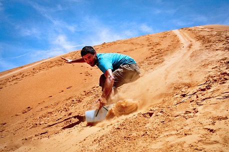 Trượt cát Mũi Né có gì thu hút du khách? Kinh nghiệm & những lưu ý cần biết