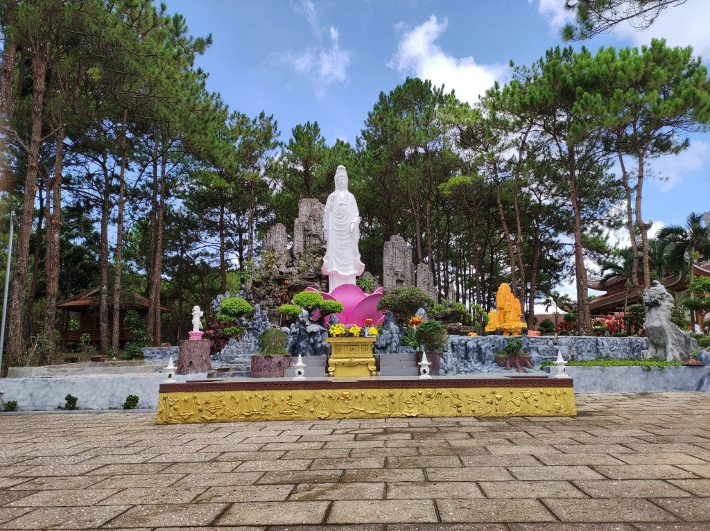 Tu viện Bát Nhã Bảo Lộc Bức tượng Quan Âm Bồ Tát tay cầm bình Thủy tại tu viện Bát Nhã Đà Lạt