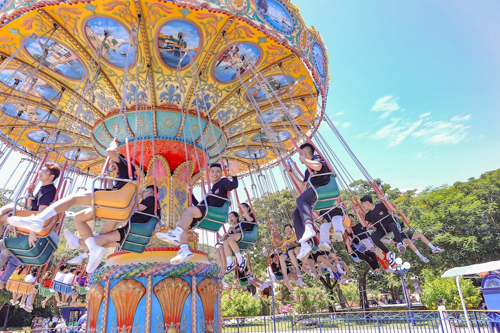 Tu viện Bát Nhã Bảo Lộc Trải nghiệm chơi đu quay dây văng tại Adventure Land