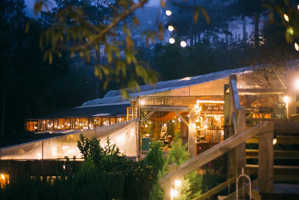 Khung cảnh về đêm của tiệm đẹp và lung linh