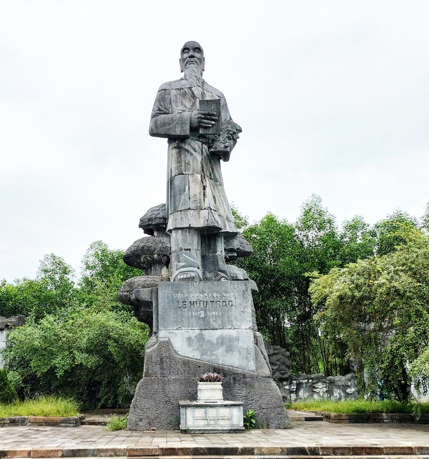 Tượng đài Lê Hữu Trác