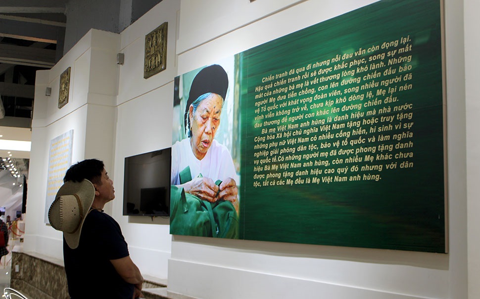 Không gian trưng bày hiện vật tại bảo tàng Tượng đài Mẹ Thứ 