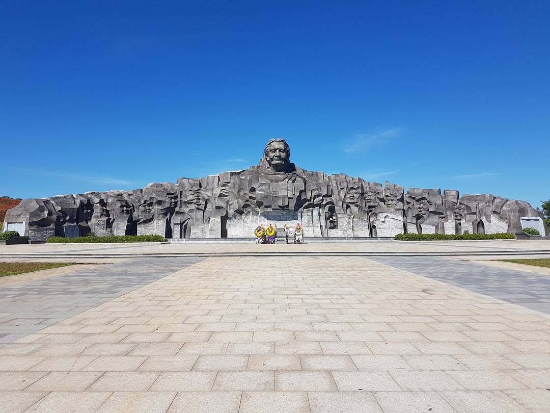 Quảng trường phía trước rộng bao la của quần thể tượng đài 