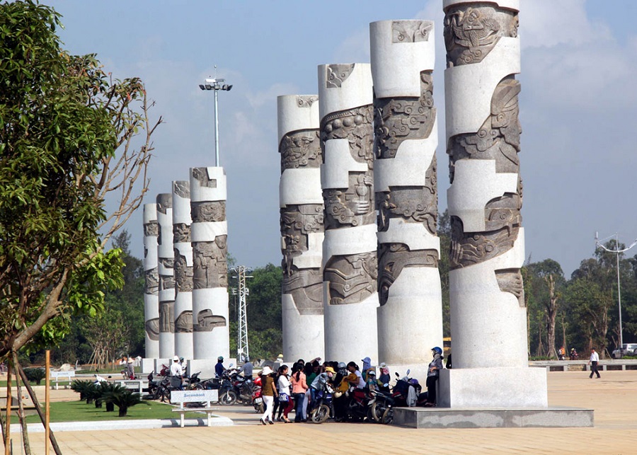 Trên mỗi trụ đá khắc họa hình ảnh của nhiều bà mẹ Việt Nam anh hùng