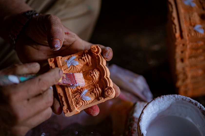 Bạn có thể thử sức làm tượng ông Táo khi đến tham quan và du lịch tại làng nghề Địa Linh