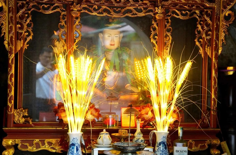 Tượng thờ Chế Thắng phu nhân Bích Châu