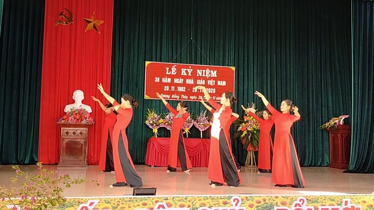 Các cô biểu diễn tiết mục văn nghệ "Ước mơ xanh"