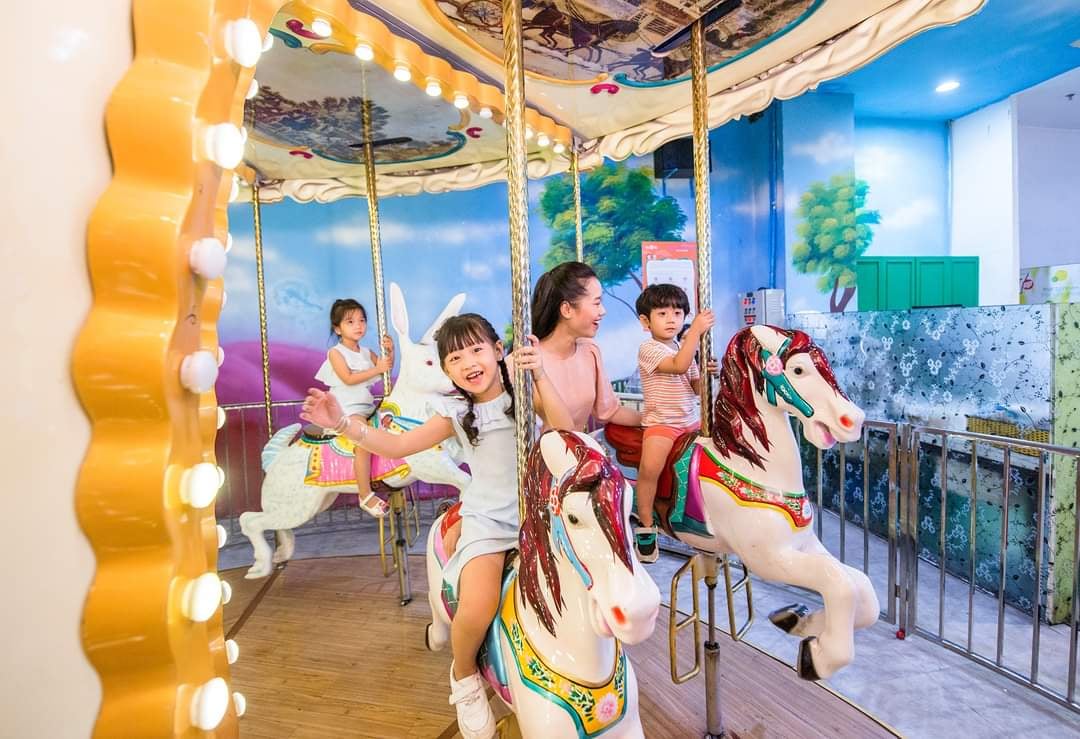 Cả gia đình vui chơi tại VinKE