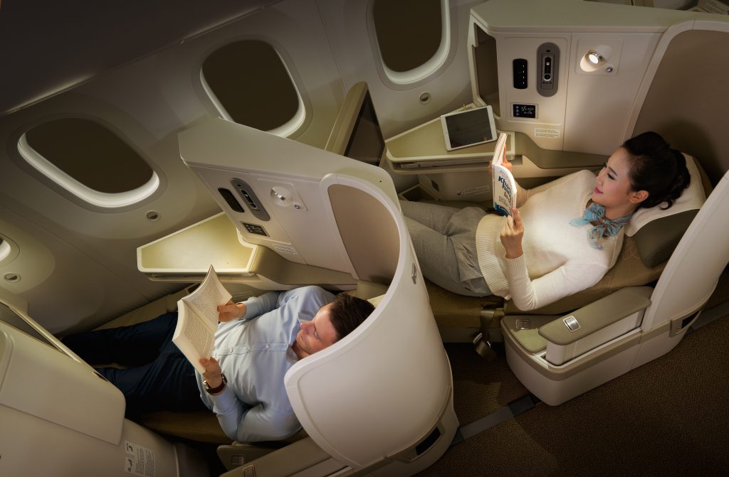 Vé thương gia Vietnam Airlines Hành khách thoải mái đọc sách, xem phim trên hạng vé thương gia