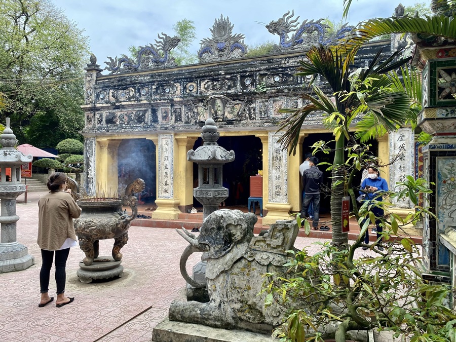 Viếng đền bà Nguyễn Thị Bích Châu