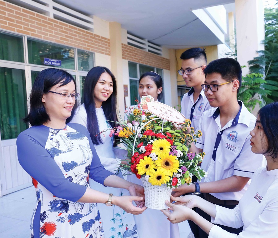Vietnamese Teacher's Day Gifts are common on Vietnamese Teacher's Day