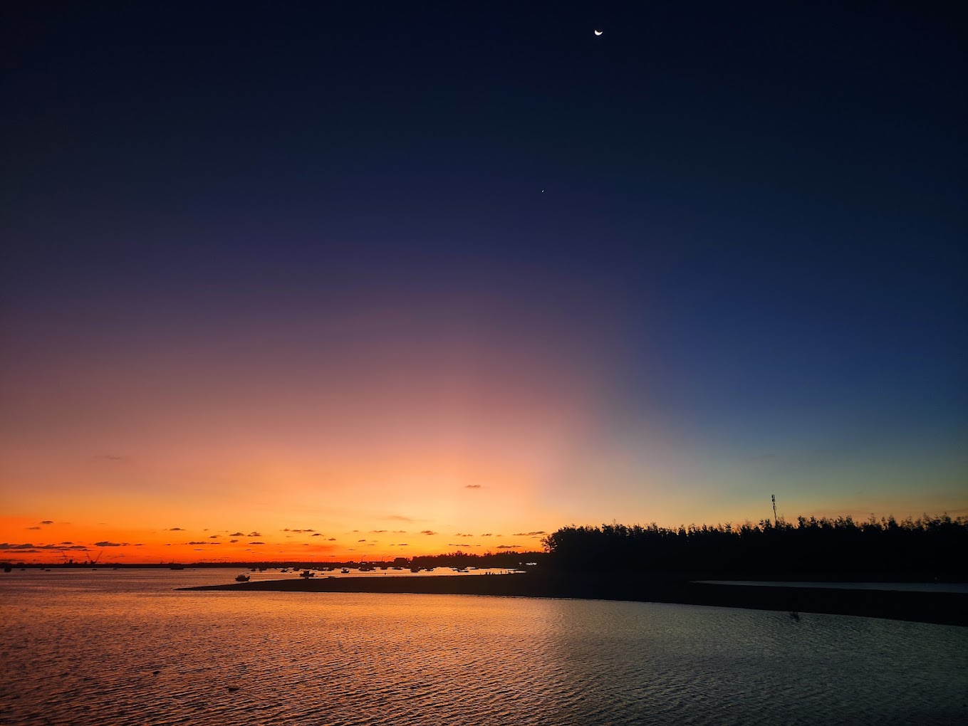 Vịnh Triều Dương Khung cảnh hoàng hôn thơ mộng, lãng mạn trên bãi biển