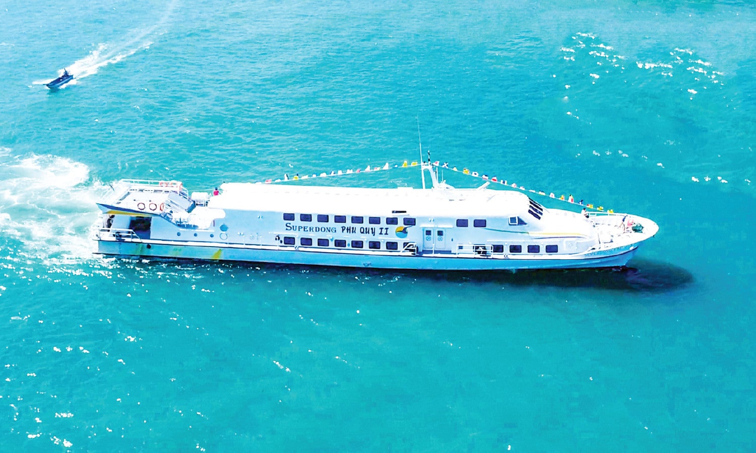 Vịnh Triều Dương Du khách thuê tàu đi đến đảo Phú Quý