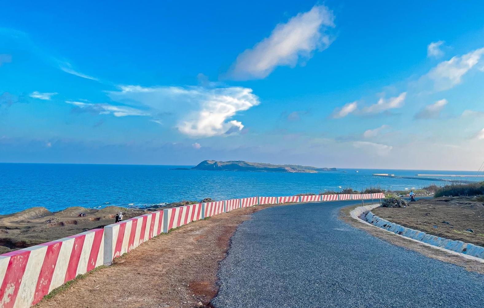 Vịnh Triều Dương Dốc Phượt có một mặt là biển, một mặt là núi