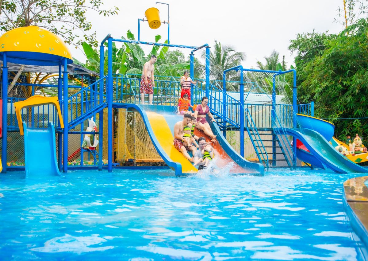 Vui chơi tại làng sinh thái Tre Việt