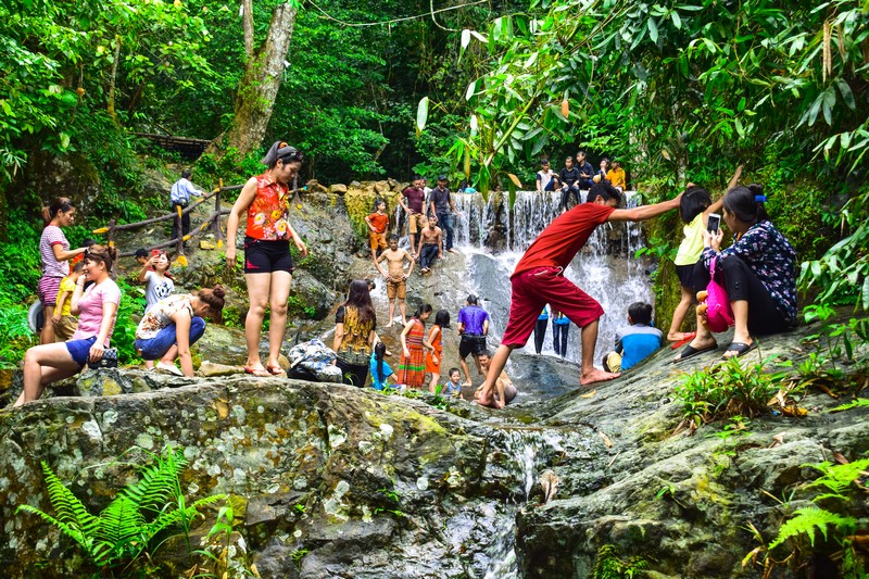 Vui chơi tại thác Cổng Trời