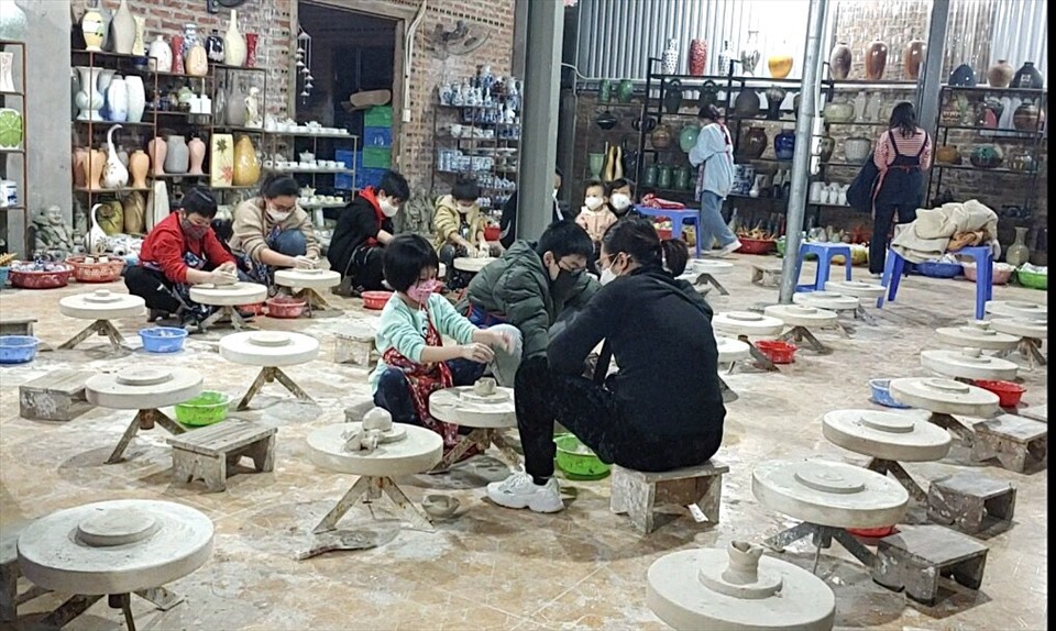 1/6 đi chơi ở đâu Hà Nội Chuốt gốm làng gốm Bát Tràng