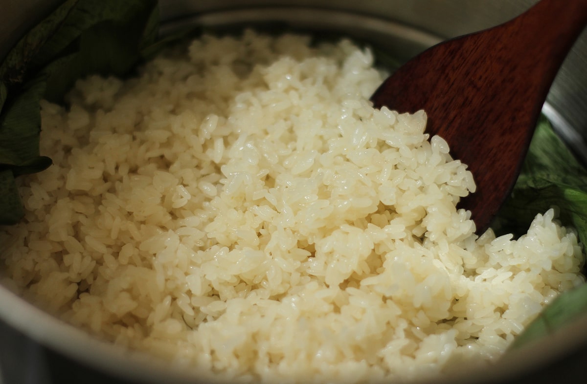 Trước khi đồ xôi, gạo cần được ngâm qua đêm