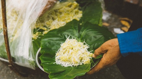 Đánh thức mùa thu với gói xôi cốm Hà Nội thơm ngon, nóng hổi ngày se lạnh