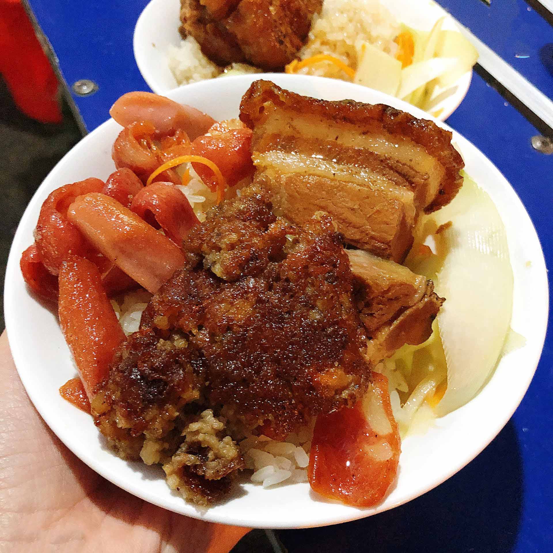 Xôi thịt Hải Phòng Bát xôi thịt Hải Phòng Cô Tám với topping siêu nhiều