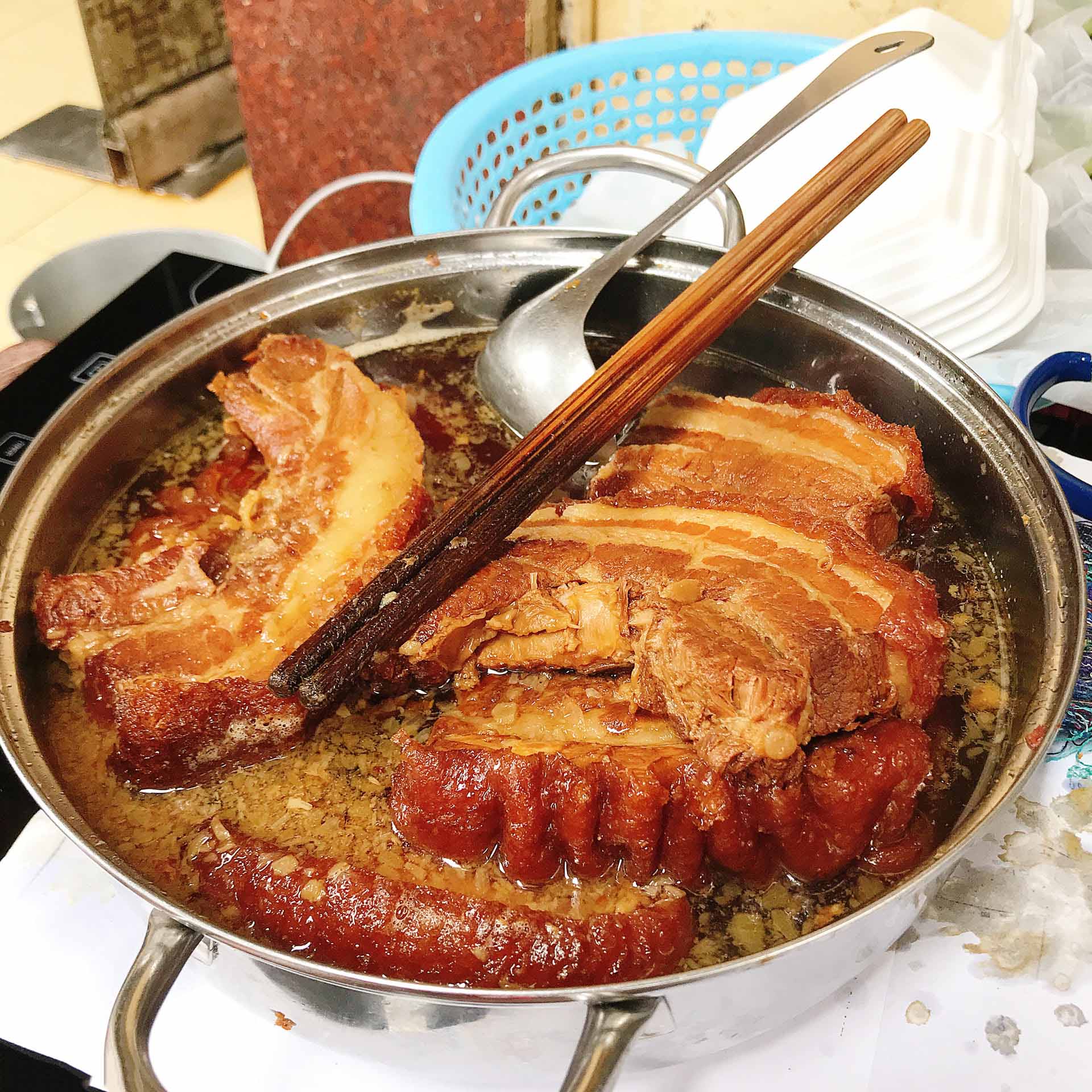 Xôi thịt Hải Phòng “Linh hồn” của món xôi thịt Hải Phòng chính là phần thịt kho được nấu mềm thơm