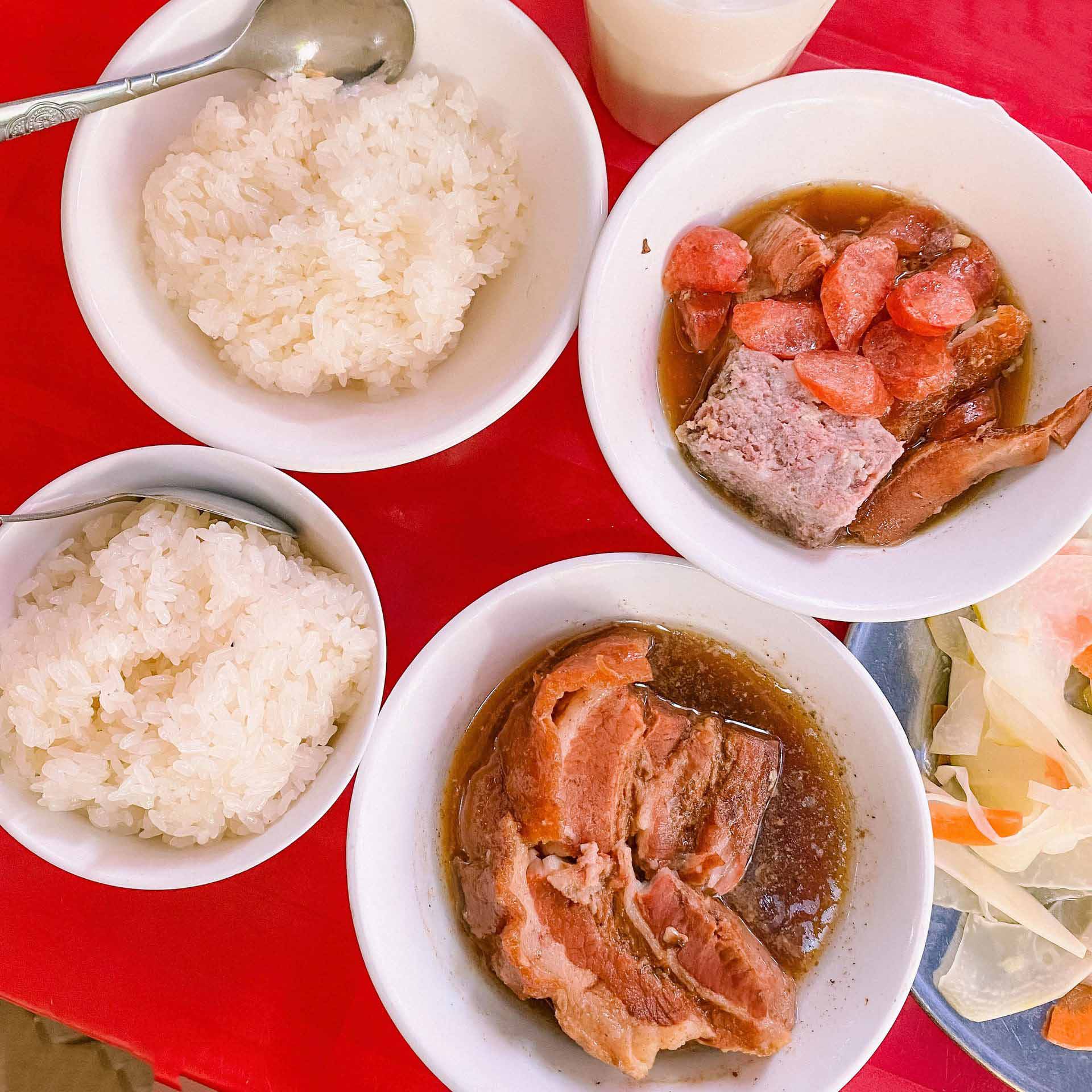 Xôi thịt Hải Phòng Xôi thịt Hải Phòng Lãn Ông là quán tủ của nhiều thực khách