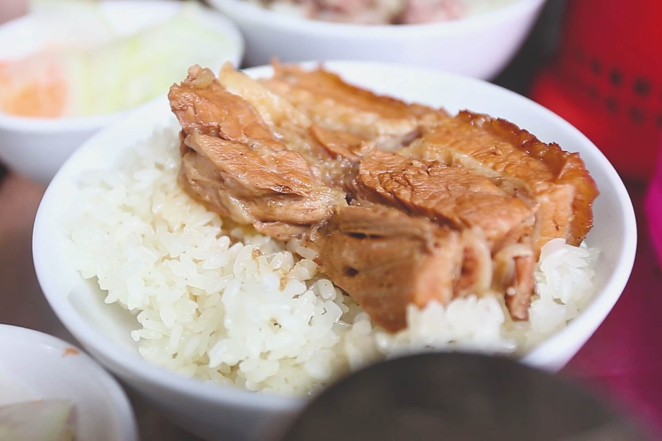 Xôi thịt Hải Phòng Miếng thịt ba chỉ được kho mềm, kết hợp với phần xôi dẻo mang đến món ăn hấp dẫn