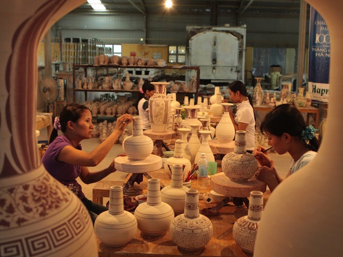 Trải nghiệm tham gia vào một số công đoạn làm nên sản phẩm đồ gốm đòi hỏi sự tỉ mỉ, công phu 